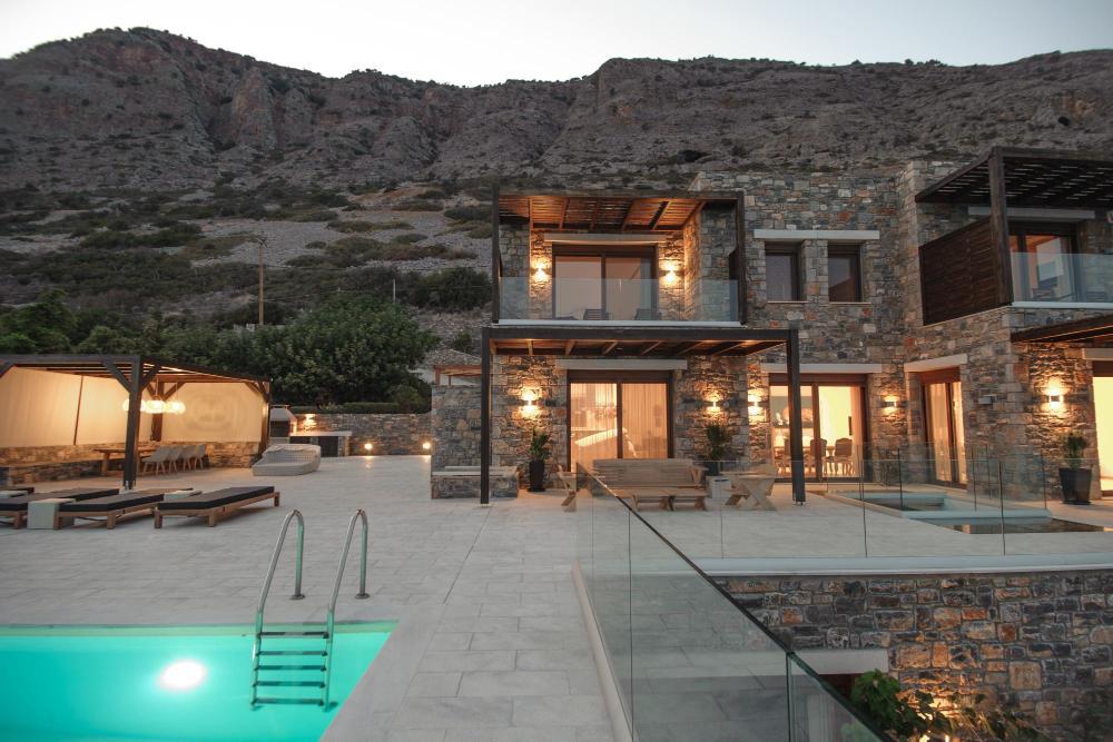 Zum Verkauf auf Kreta: Traumhafte Luxus-Villa mit sieben Zimmern direkt am Meer. atemberaubender Meer- und Insel-Blick. Plaka, Elounda