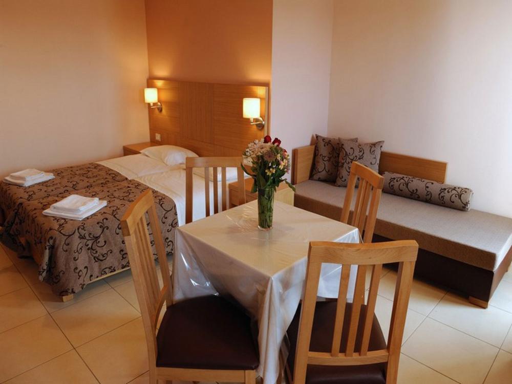Keta, Sisi: Apartmentkomplex im Dorfzentrum, in der Nähe eines Sandstrandes zu verkaufen