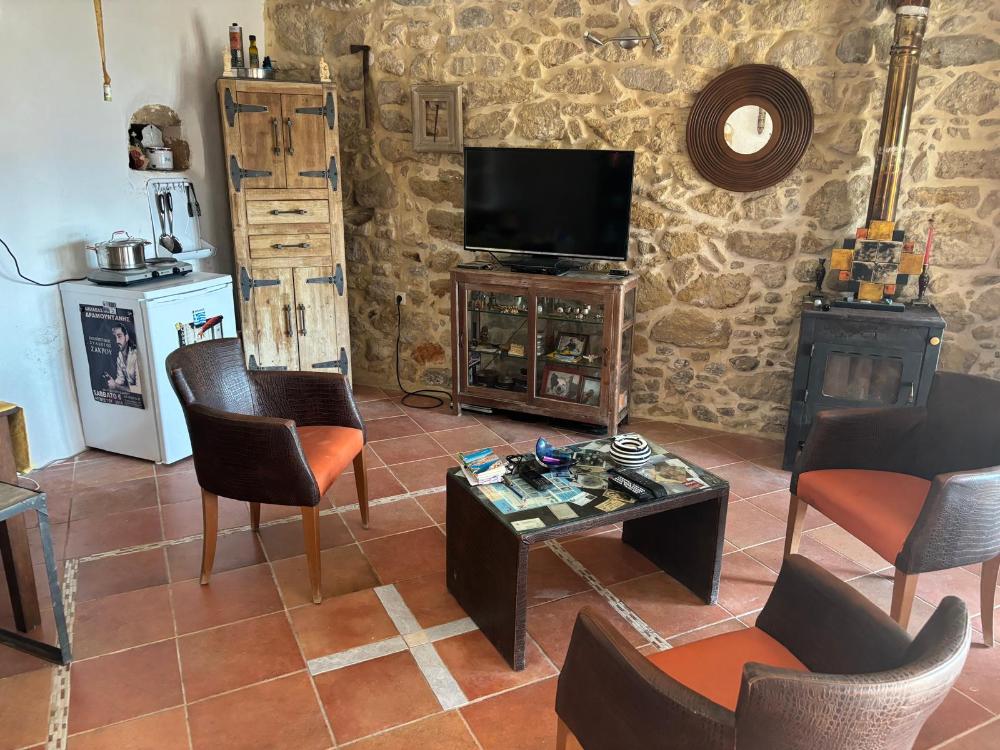 East Crete, Pappagiannades: บ้านหินแบบดั้งเดิมพร้อมสวนขนาดใหญ่เต็มไปด้วยต้นมะกอกสำหรับขาย