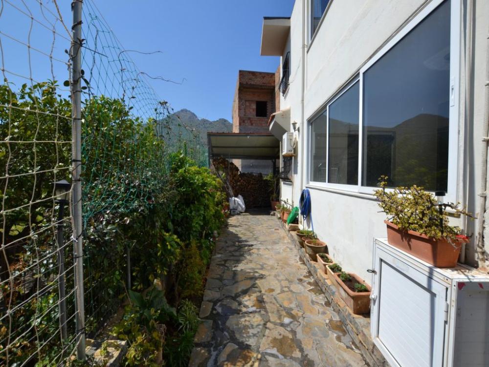 Kreta, Elounda: Gebäude mit 2 Apartments im Zentrum zu verkaufen