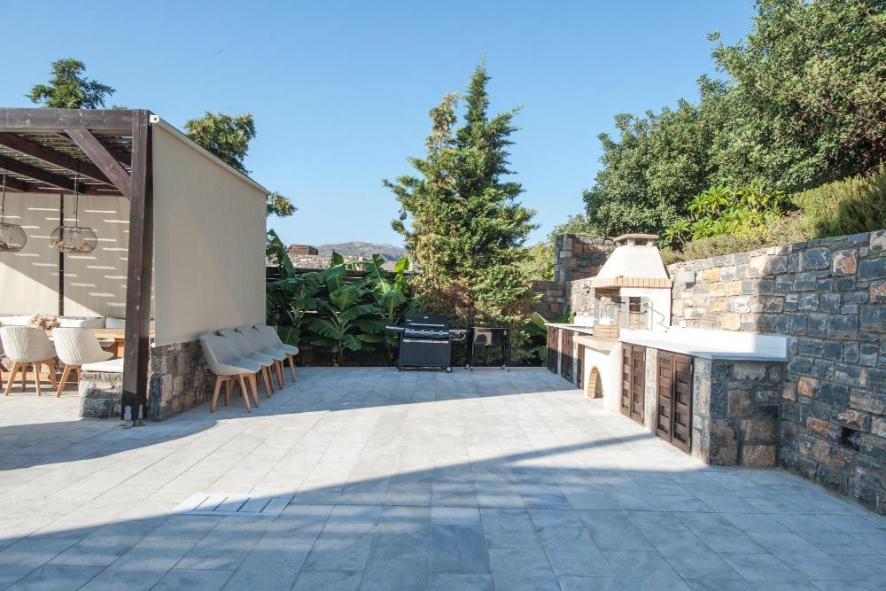 Zum Verkauf auf Kreta: Traumhafte Luxus-Villa mit sieben Zimmern direkt am Meer. atemberaubender Meer- und Insel-Blick. Plaka, Elounda
