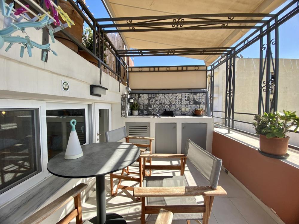 Charmante Stadtimmobilie mit zwei Schlafzimmern und Dachblick zum Verkauf in Chania