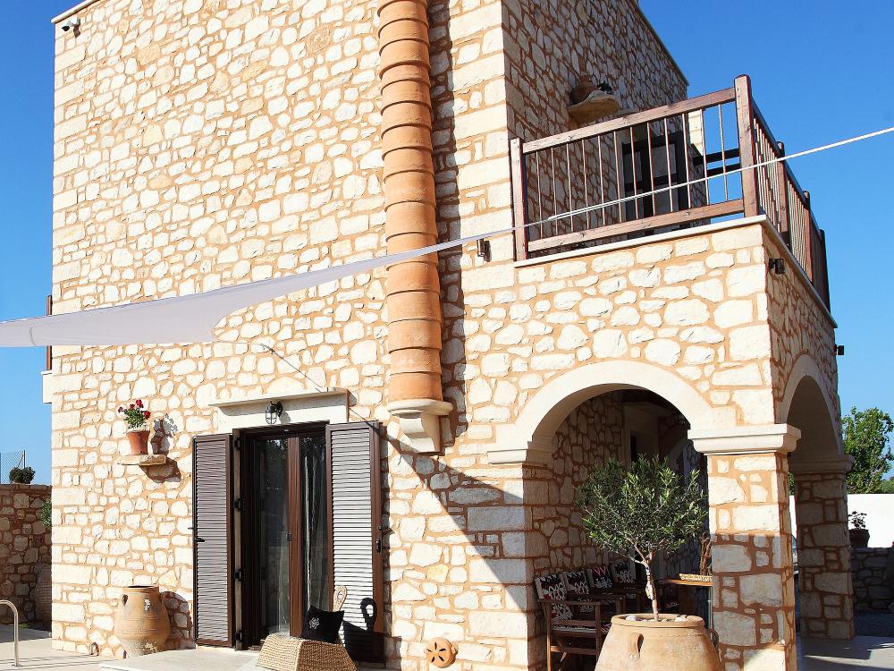 Kreta, Roumeli: Luxuriöse Steinvilla zum Verkauf