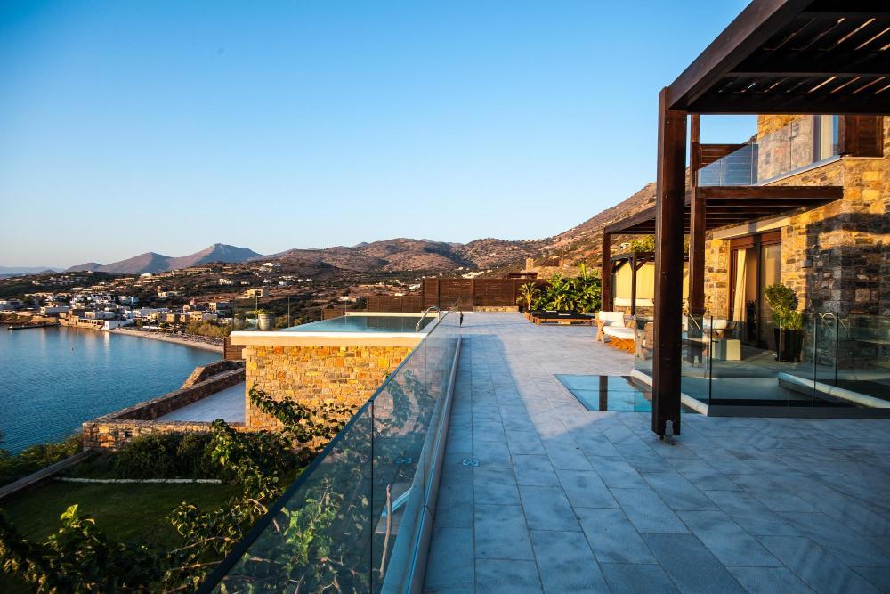 Zum Verkauf auf Kreta: Traumhafte Luxus-Villa mit sieben Zimmern direkt am Meer. atemberaubender Meer- und Insel-Blick. Plaka, Elounda