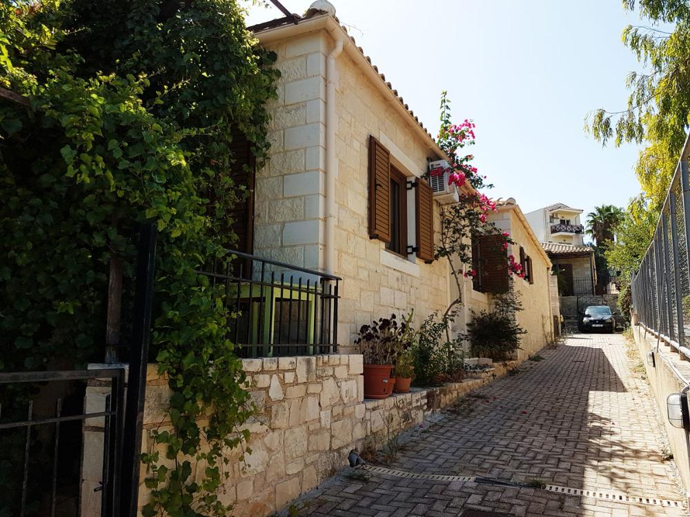 Kreta, Chersonisou: Villa aus Stein in der Nähe des hübschen Dorfplatzes zu verkaufen