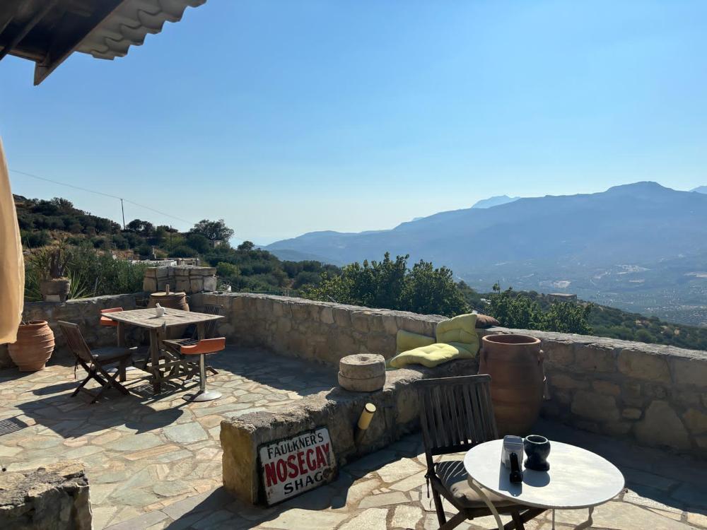 East Crete, Pappagiannades: บ้านหินแบบดั้งเดิมพร้อมสวนขนาดใหญ่เต็มไปด้วยต้นมะกอกสำหรับขาย