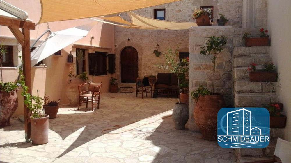 Kreta, Sivas: Haus mit Apartments in idealer Lage im Herzen des traditionellen Dorfes zu verkaufen