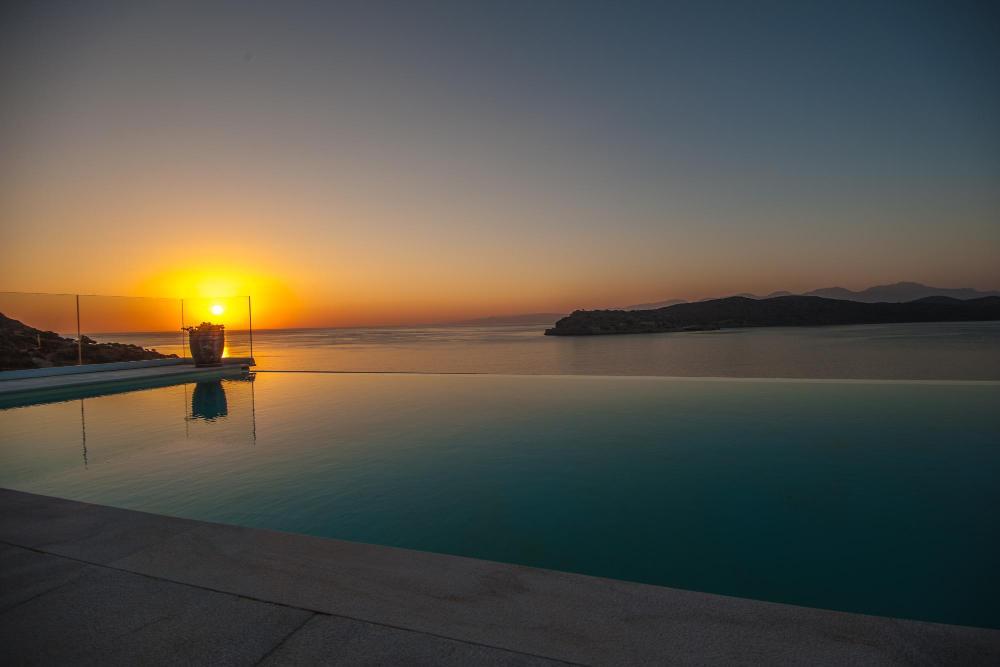 Zum Verkauf auf Kreta: Traumhafte Luxus-Villa mit sieben Zimmern direkt am Meer. atemberaubender Meer- und Insel-Blick. Plaka, Elounda