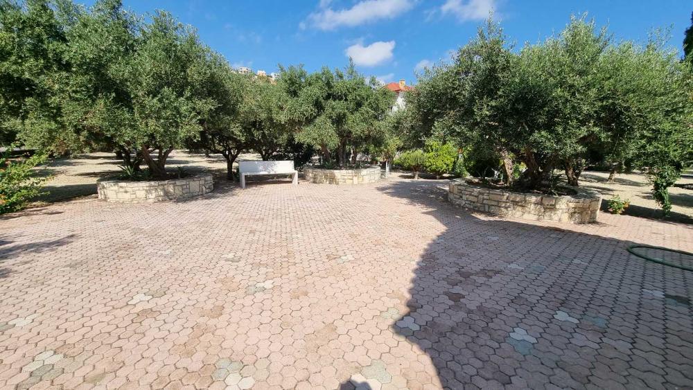 Kreta, Karteros: Großes Anwesen mit Haus und Nebengebäude zu verkaufen