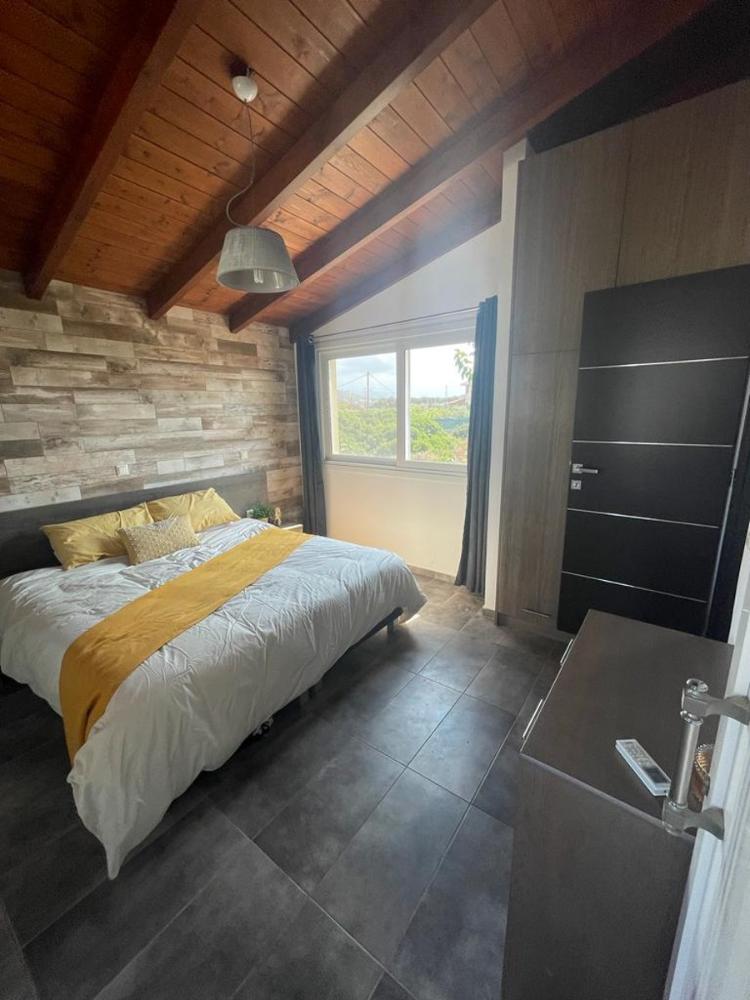 Moderne Villa mitt vier Schlafzimmern und Meerblick zu verkaufen