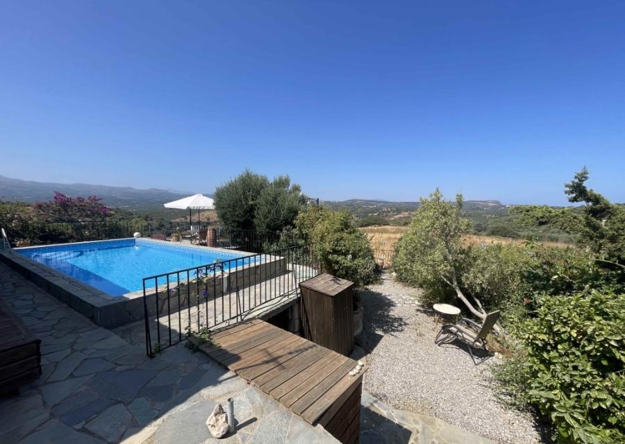 Kreta, Roumeli: Gemütlicher Bungalow zu verkaufen