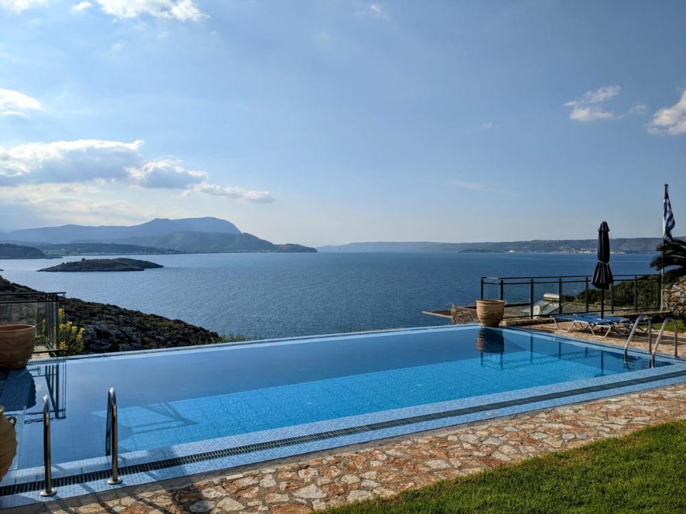 Luxusvilla mit vier Schlafzimmern, privatem Pool und unglaublichem Meerblick in Plaka zu verkaufen