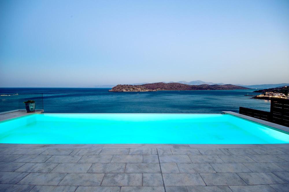 Zum Verkauf auf Kreta: Traumhafte Luxus-Villa mit sieben Zimmern direkt am Meer. atemberaubender Meer- und Insel-Blick. Plaka, Elounda