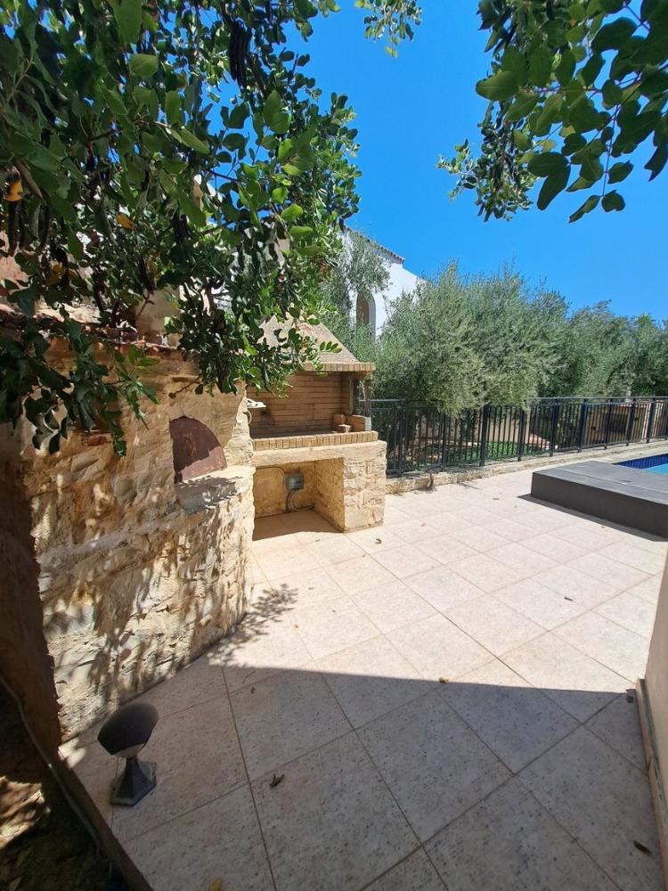 Kréta, Douliana: Felújított kőház medencével és kerttel eladó