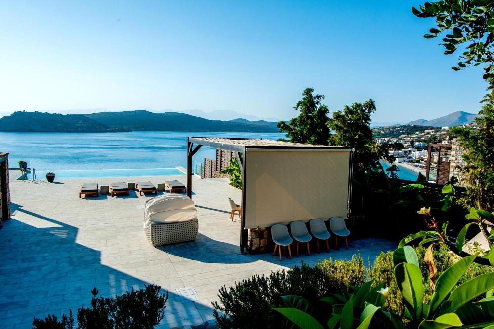 Zum Verkauf auf Kreta: Traumhafte Luxus-Villa mit sieben Zimmern direkt am Meer. atemberaubender Meer- und Insel-Blick. Plaka, Elounda