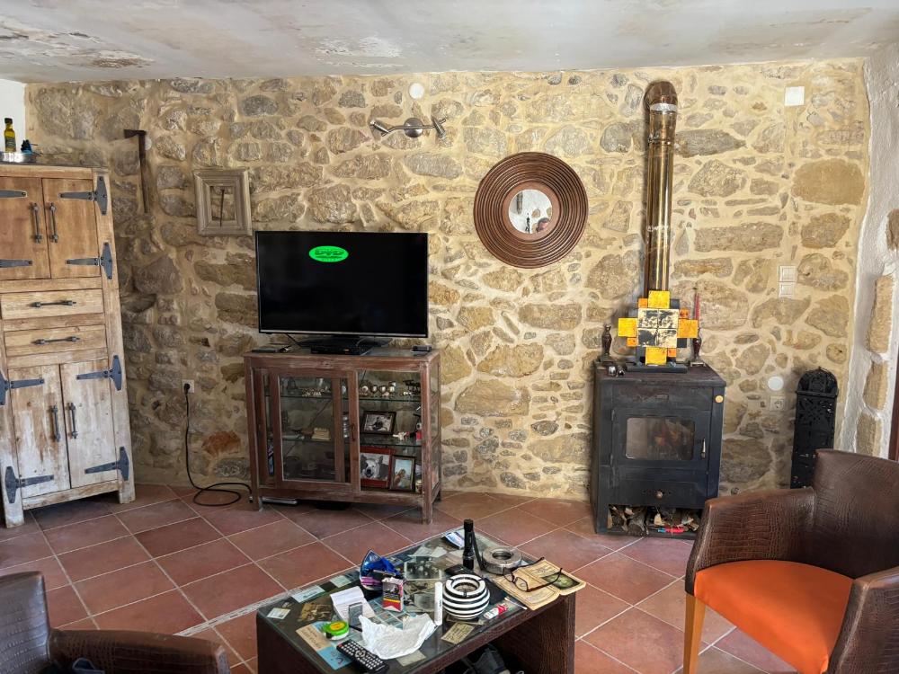 East Crete, Pappagiannades: บ้านหินแบบดั้งเดิมพร้อมสวนขนาดใหญ่เต็มไปด้วยต้นมะกอกสำหรับขาย