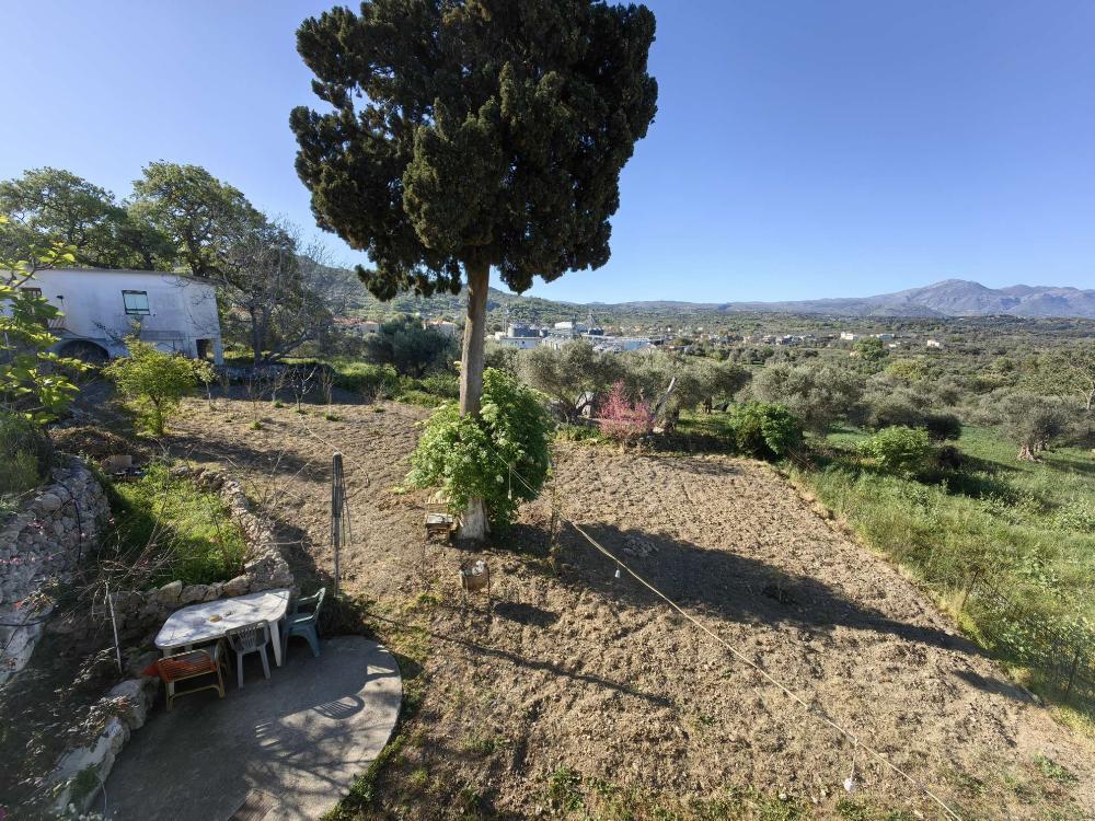Kreta, Gonia: Zweistöckiges Haus mit Restbaurechten und Garten zu verkaufen