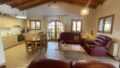 Kreta, Roumeli: Gemütlicher Bungalow zu verkaufen