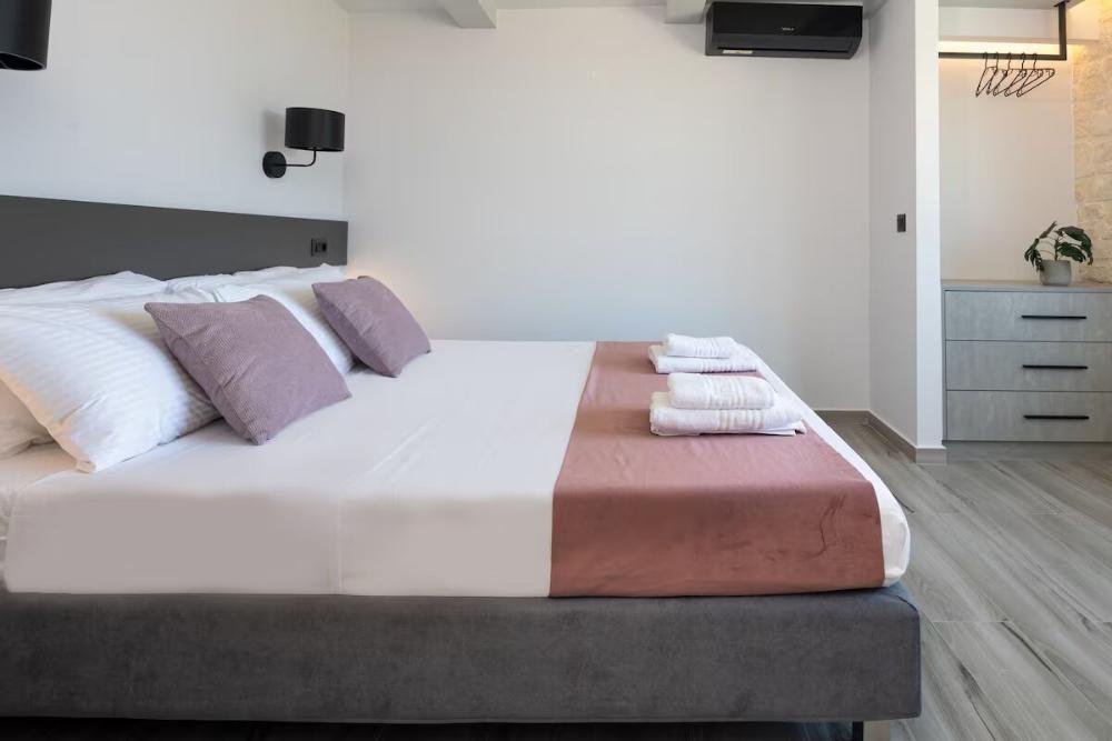 Kreta, Agios Onoufrios: Elegante Villa aus weißem Stein mit Meerblick zu verkaufen