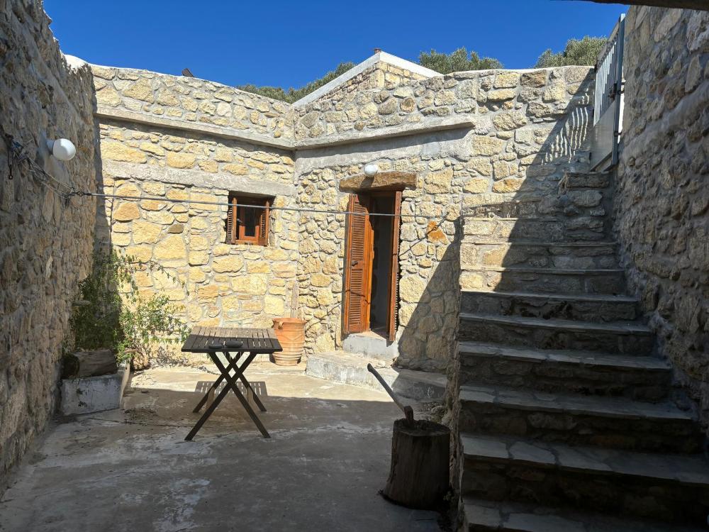 East Crete, Pappagiannades: บ้านหินแบบดั้งเดิมพร้อมสวนขนาดใหญ่เต็มไปด้วยต้นมะกอกสำหรับขาย
