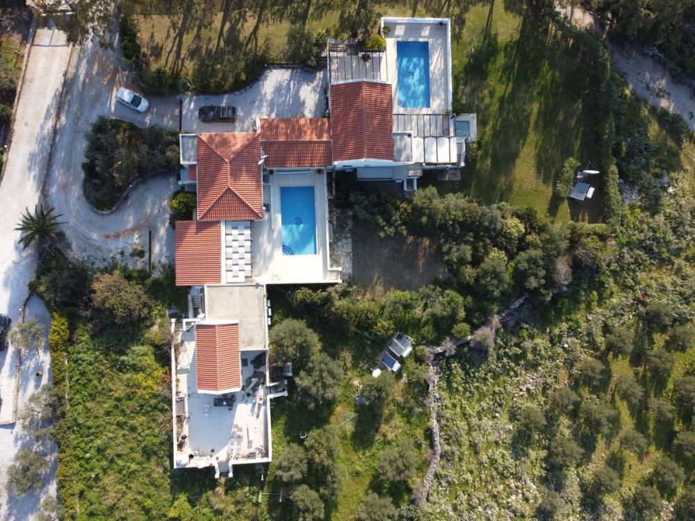 Wunderschöne Villa mit vier Schlafzimmern und privatem Pool in Litsarda zu verkaufen