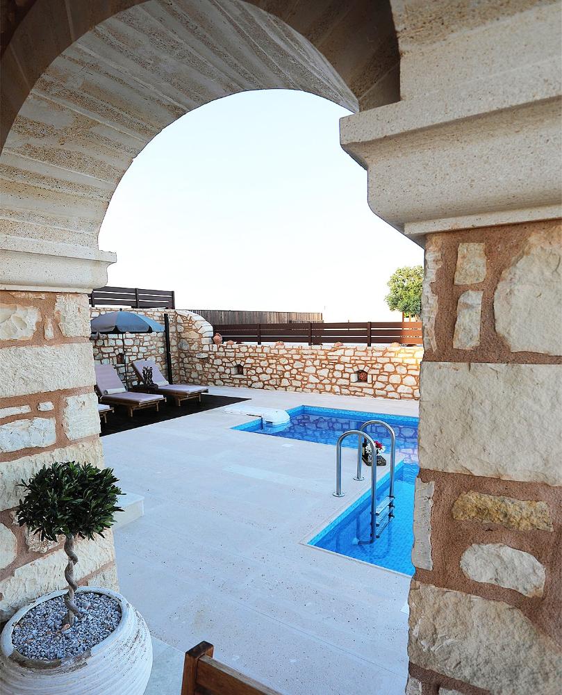Kreta, Roumeli: Luxuriöse Steinvilla mit privatem Pool zum Verkauf