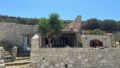 East Crete, Pappagiannades: บ้านหินแบบดั้งเดิมพร้อมสวนขนาดใหญ่เต็มไปด้วยต้นมะกอกสำหรับขาย