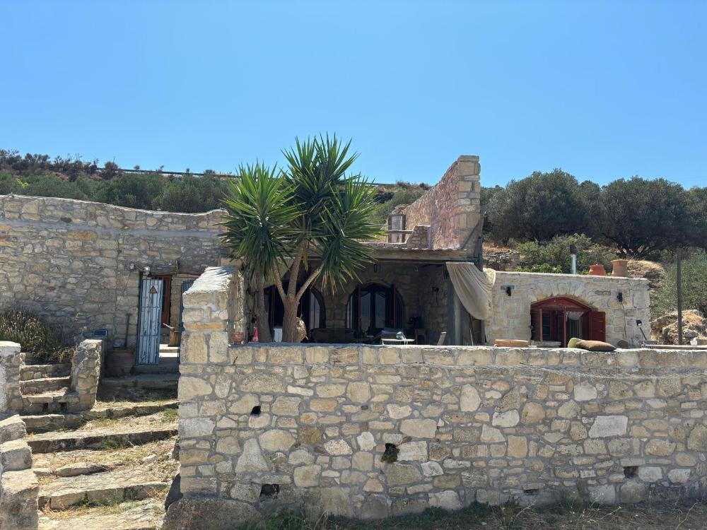 East Crete, Pappagiannades: บ้านหินแบบดั้งเดิมพร้อมสวนขนาดใหญ่เต็มไปด้วยต้นมะกอกสำหรับขาย