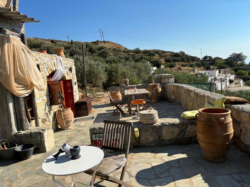 East Crete, Pappagiannades: บ้านหินแบบดั้งเดิมพร้อมสวนขนาดใหญ่เต็มไปด้วยต้นมะกอกสำหรับขาย