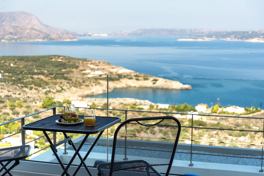 Kreta, Kokkino Chorio: Atemberaubende Villa auf einer Klippe zu verkaufen
