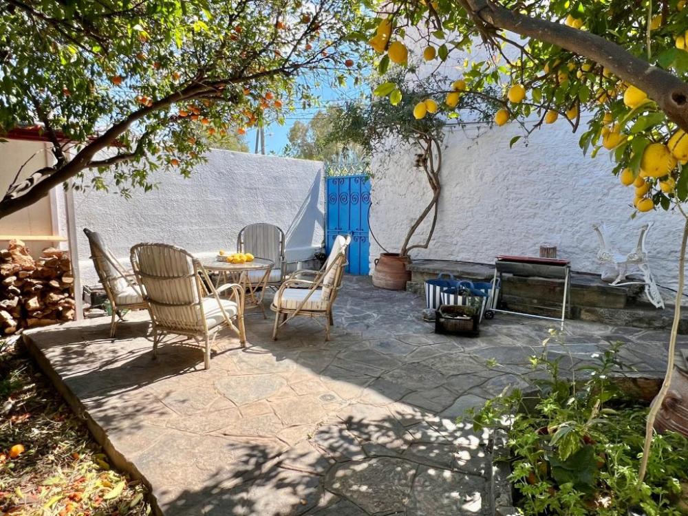 Kreta, Limnes: Charmantes Dorfhaus mit schönem Innenhof und Terrasse zu verkaufen