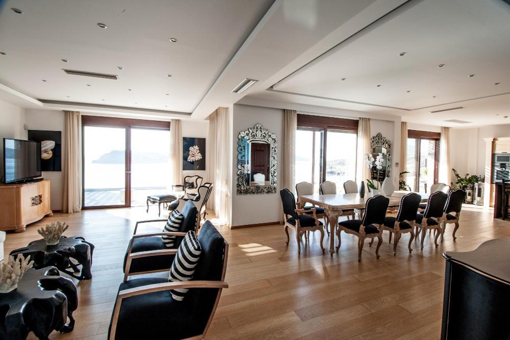 Zum Verkauf auf Kreta: Traumhafte Luxus-Villa mit sieben Zimmern direkt am Meer. atemberaubender Meer- und Insel-Blick. Plaka, Elounda