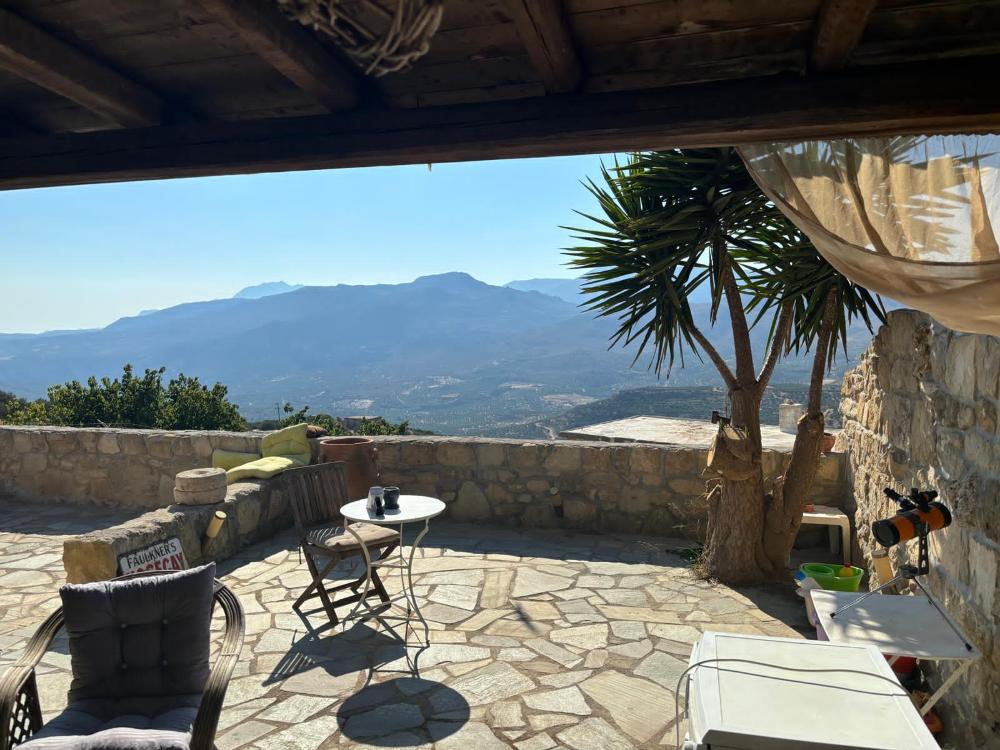 East Crete, Pappagiannades: บ้านหินแบบดั้งเดิมพร้อมสวนขนาดใหญ่เต็มไปด้วยต้นมะกอกสำหรับขาย