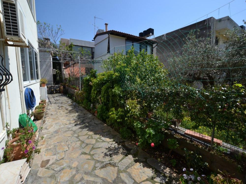 Kreta, Elounda: Gebäude mit 2 Apartments im Zentrum zu verkaufen