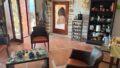 East Crete, Pappagiannades: บ้านหินแบบดั้งเดิมพร้อมสวนขนาดใหญ่เต็มไปด้วยต้นมะกอกสำหรับขาย