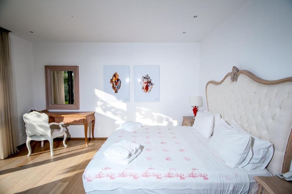 Zum Verkauf auf Kreta: Traumhafte Luxus-Villa mit sieben Zimmern direkt am Meer. atemberaubender Meer- und Insel-Blick. Plaka, Elounda