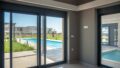 Kreta, Pyrgos Psilonerou: Brandneue Luxus-Steinvilla in direkter Strandnähe zum Verkauf