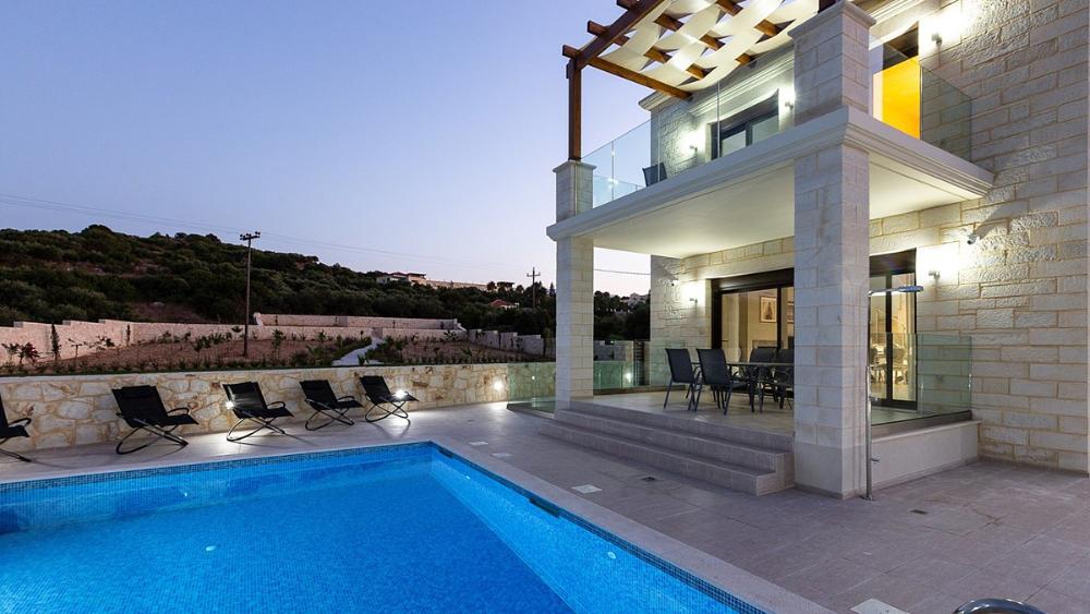 Kreta, Almyrida: Luxus-Steinvilla in direkter Strandnähe zu verkaufen