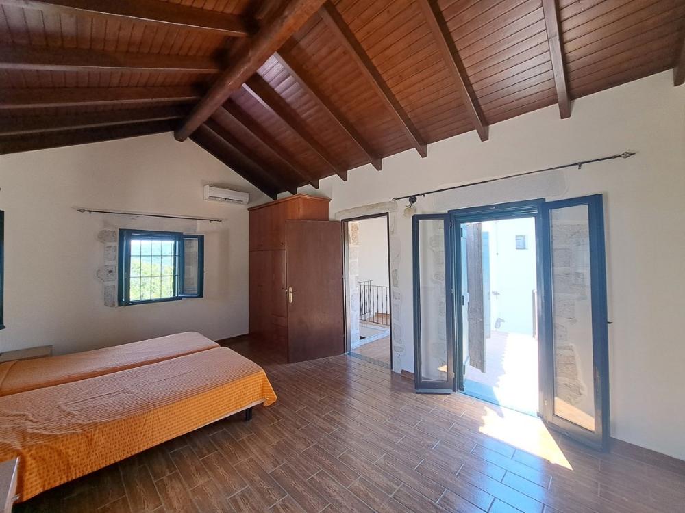 Kréta, Douliana: Felújított kőház medencével és kerttel eladó