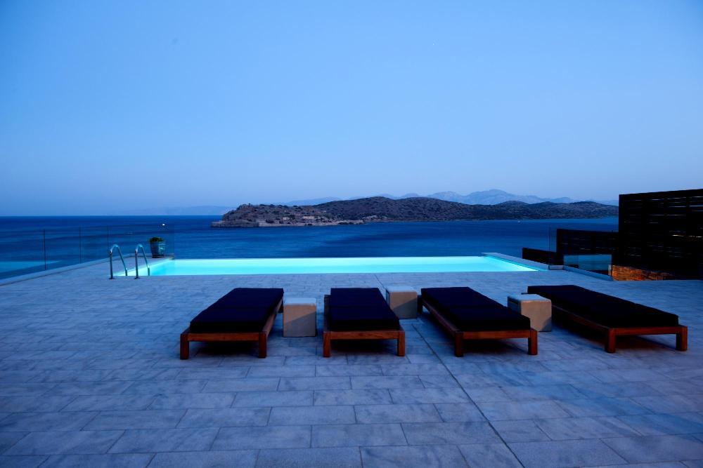Zum Verkauf auf Kreta: Traumhafte Luxus-Villa mit sieben Zimmern direkt am Meer. atemberaubender Meer- und Insel-Blick. Plaka, Elounda