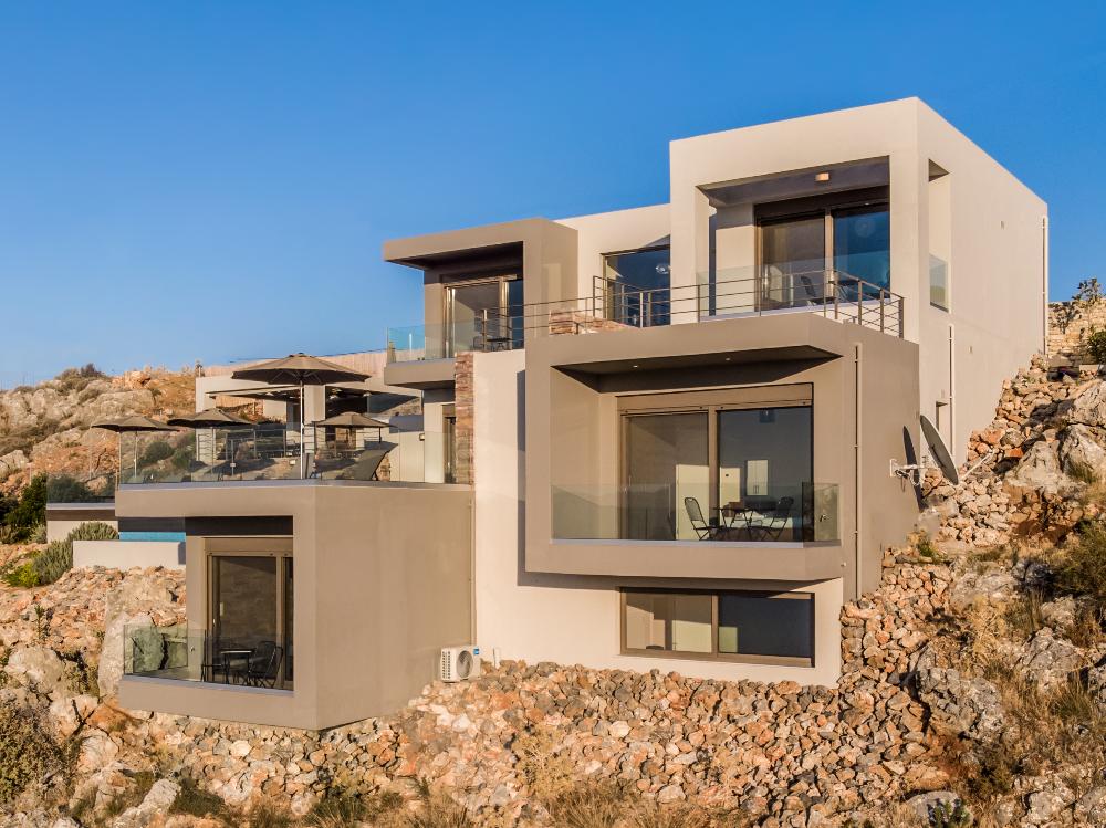 Kreta, Kokkino Chorio: Atemberaubende Villa auf einer Klippe zu verkaufen