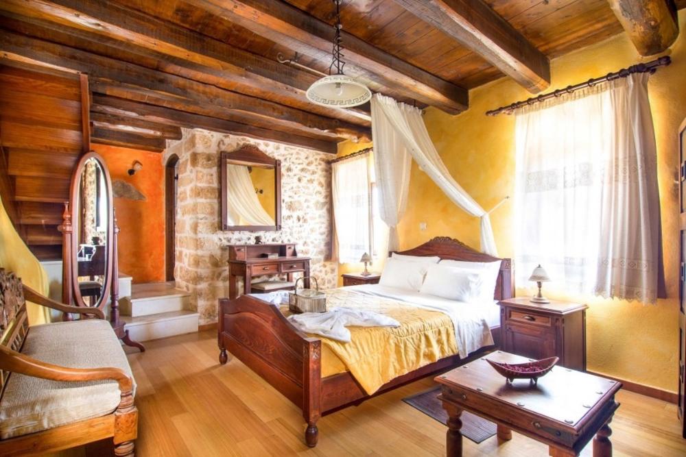 Kréta, Szamonasz: Történelmi kővilla tengerre és hegyekre néző kilátással eladó