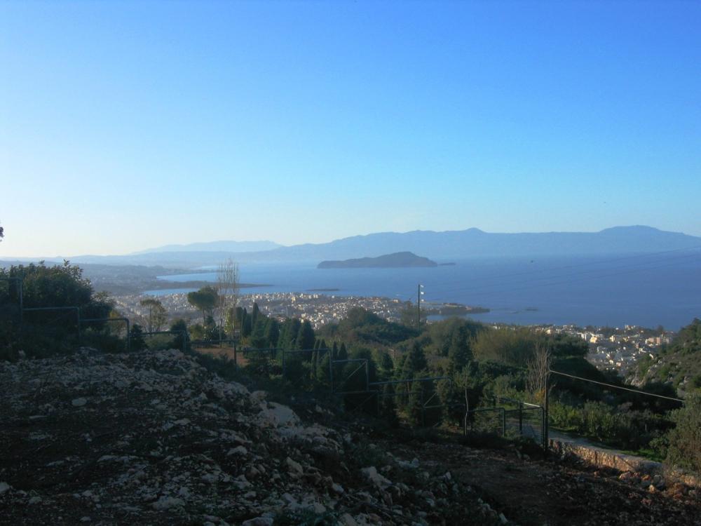 Grundstück mit seltenem Meerblick über die Stadt Chania
