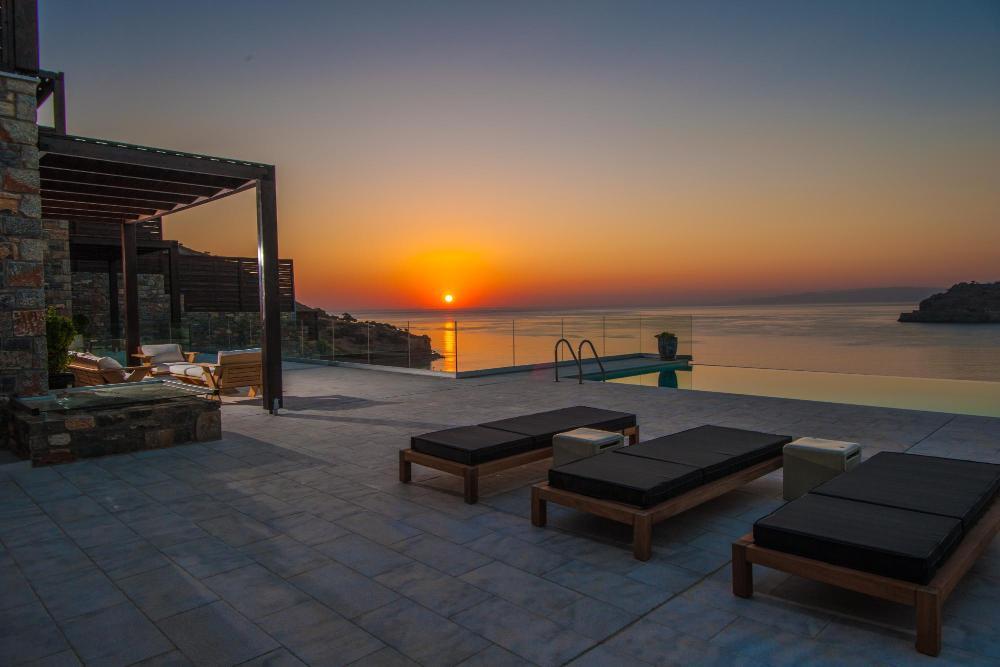 Zum Verkauf auf Kreta: Traumhafte Luxus-Villa mit sieben Zimmern direkt am Meer. atemberaubender Meer- und Insel-Blick. Plaka, Elounda