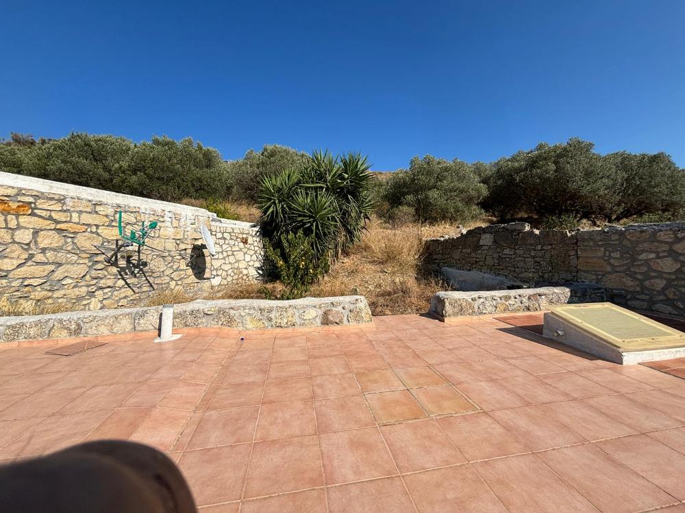 East Crete, Pappagiannades: บ้านหินแบบดั้งเดิมพร้อมสวนขนาดใหญ่เต็มไปด้วยต้นมะกอกสำหรับขาย