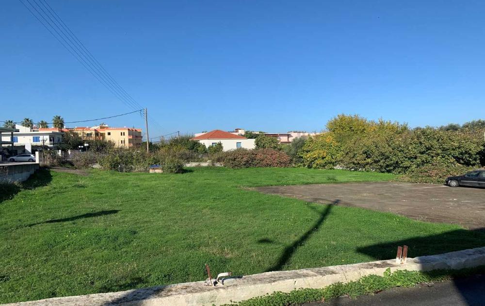 Kreta, Agioi Apostoli: Eckgrundstück zu verkaufen, zu Fuß zum Strand!