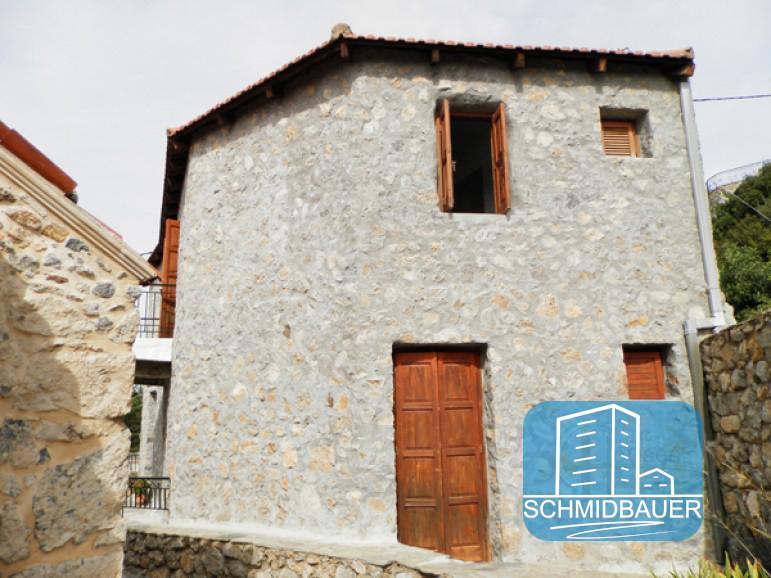 Südkreta, Agia Paraskevi: Zweistöckiges traditionelles Steinhaus zu verkaufen