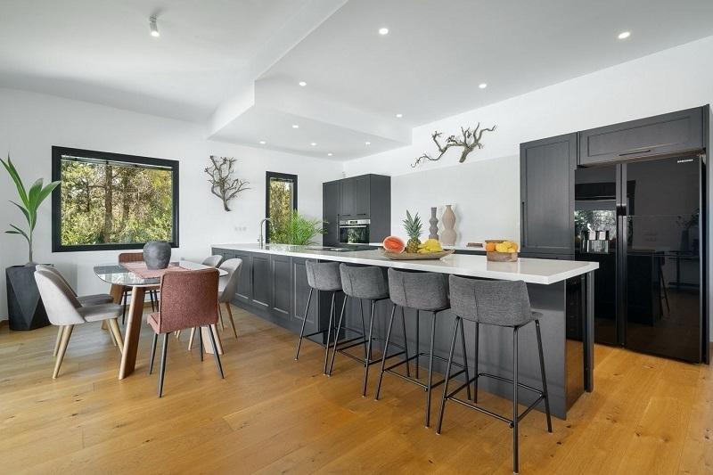 Kreta, Chania: Luxuriöse Villa mit Meerblick und Gästestudio in Agios Matthaios zu verkaufen