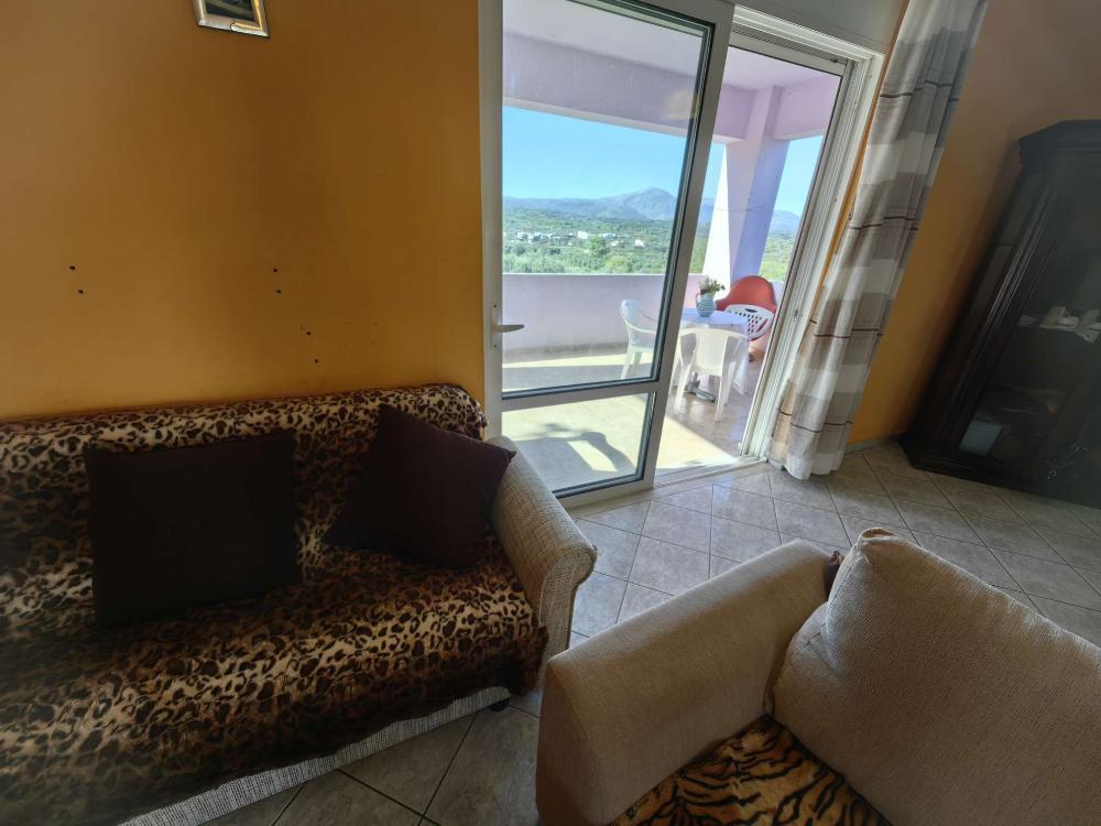 Kreta, Gonia: Zweistöckiges Haus mit Restbaurechten und Garten zu verkaufen