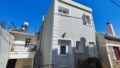 Kreta, Voulismeni: Modernes Dorfhaus mit schöner Aussicht zu verkaufen